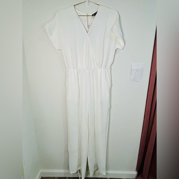 Pretty Garden White Jumpsuit Medium Wrap V-Neck Wide Leg One Piece Outfit - Picture 3 of 10